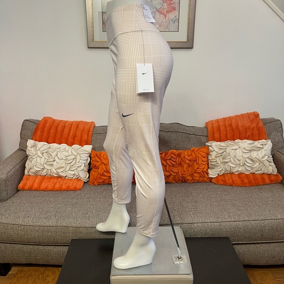 ❣️🆕 Nike One Luxe Dri-Fit Mid-Rise 7/8 Campus Tights❣️ - Picture 5 of 10